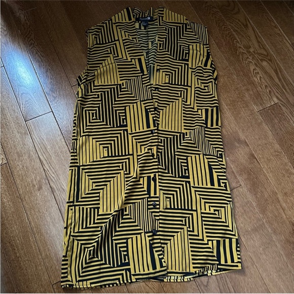 Forever 21 Dresses & Skirts - Button down pattern dress